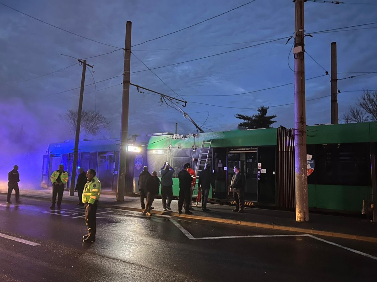 Incendiu tramvai în stația din gara Aradul Nou / UPDATE: Ce s-a întâmplat de fapt