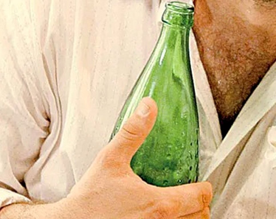 Rea-i Doamne băutura: un bărbat a murit după ce-a confundat sticla de bere...