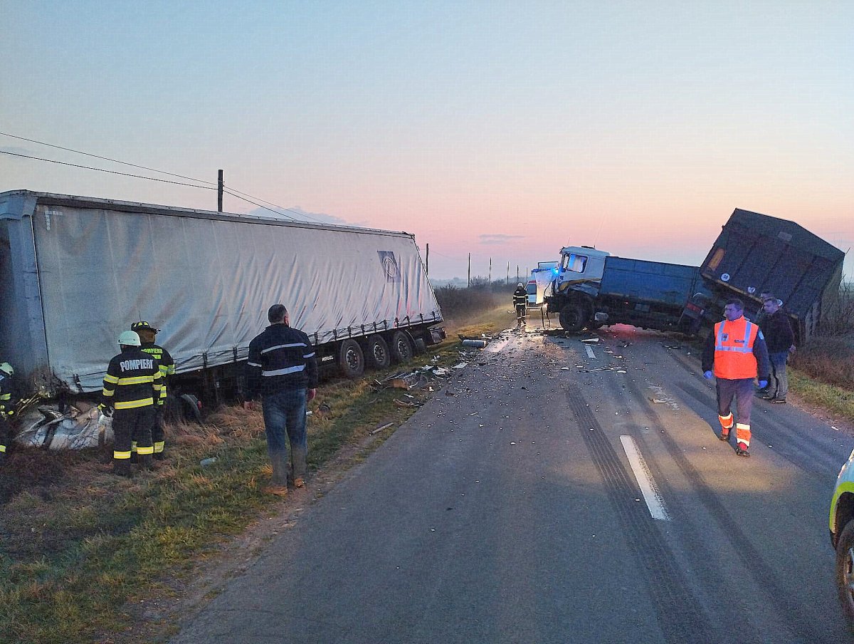 Accident între două TIR-uri și o victimă încarcerată lângă Periam