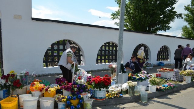 Amplasamentele stabilite de Primărie pentru comerţul ambulant cu flori de Paştele Morţilor