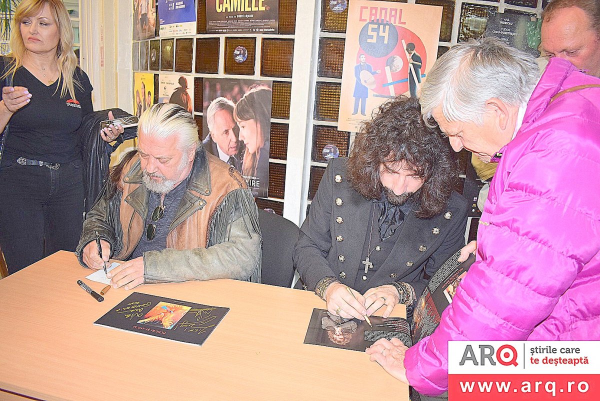 ”Căci timpul nostru s-a scurs/ În umbra marelui URS(S)”...