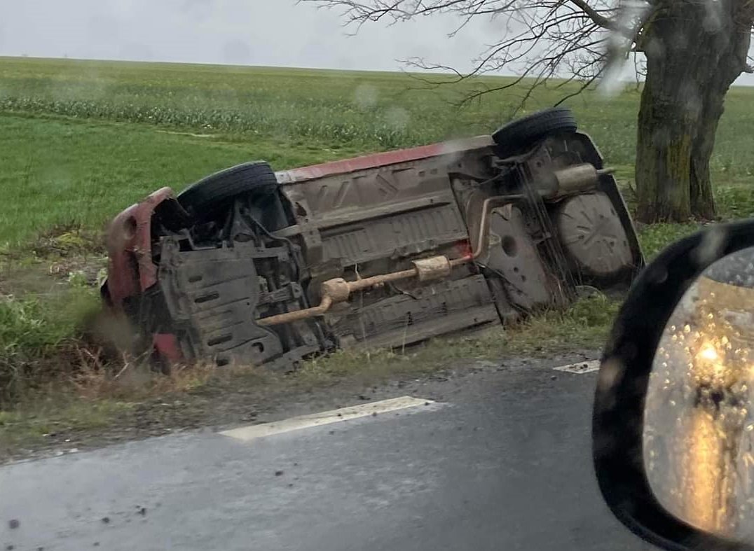 Autoturism răsturnat în șanț, pe Arad-Șiria