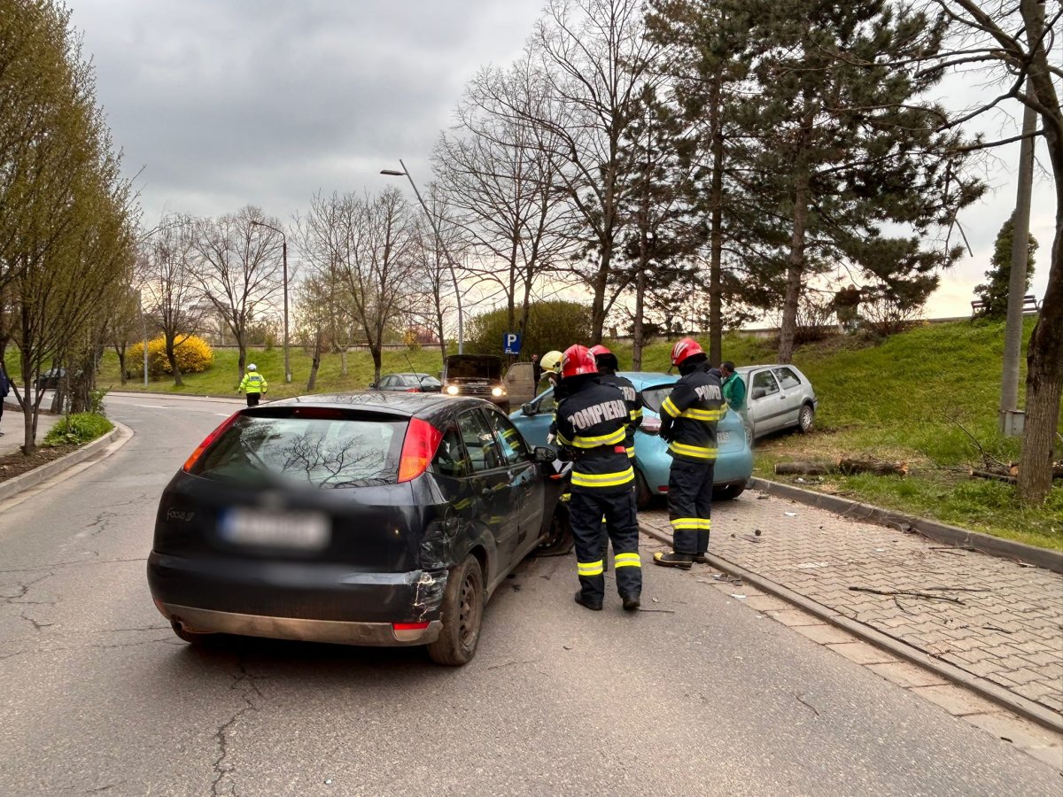Accident cu trei autoturisme pe strada Praporgescu