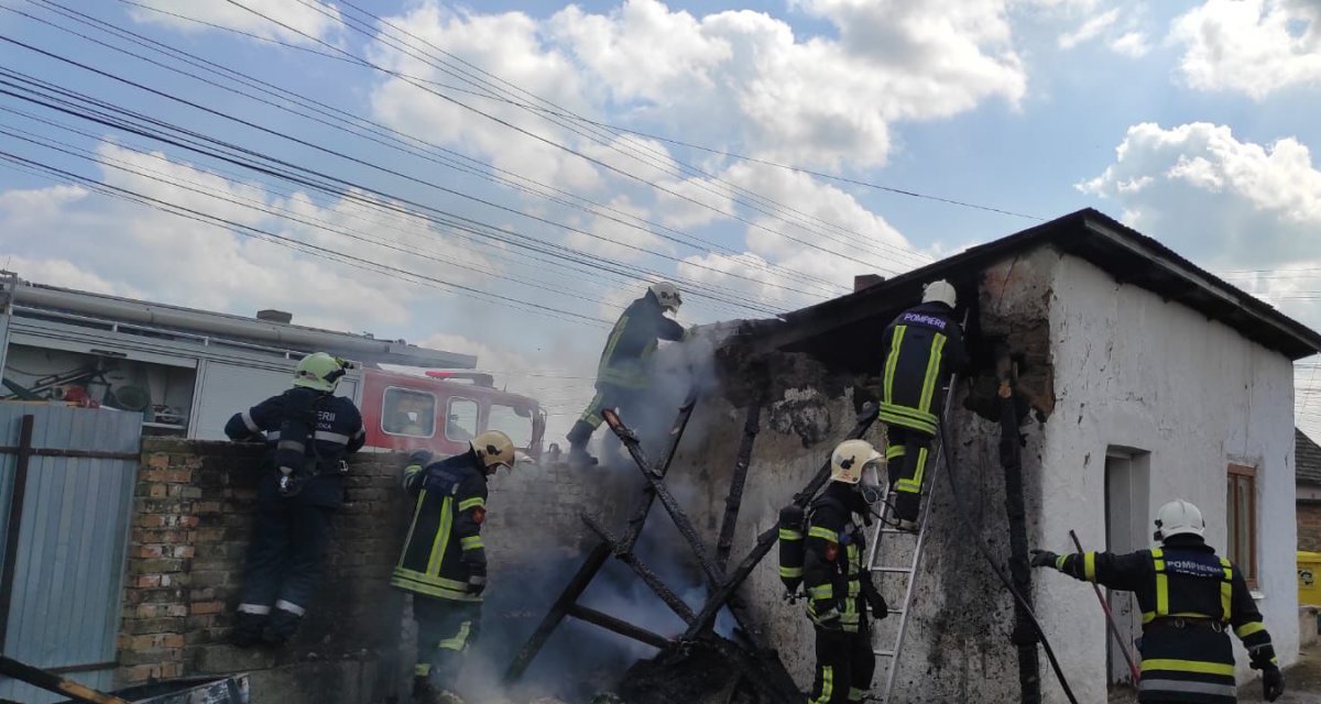 Incendiu la o anexă gospodărească în orașul Pecica