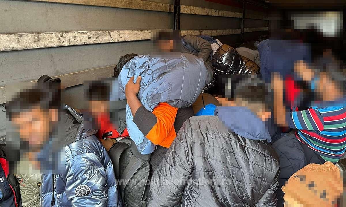 137 de migranți depistați la frontiera arădeană, în ultimele 24 de ore. Vezi ce a pățit șoferul care îi transporta