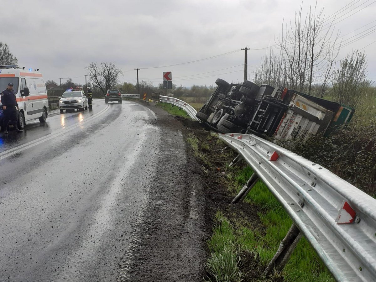 Accident rutier, un TIR s-a răsturnat la intrarea în localitatea Vărădia de Mureș 