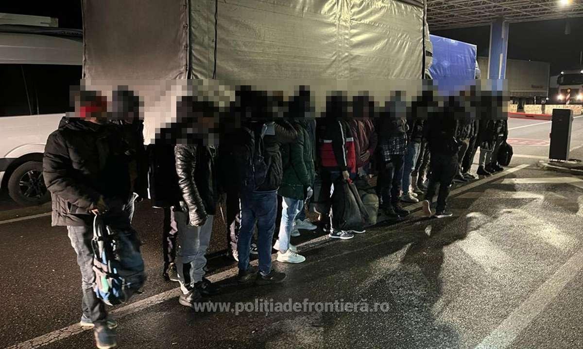52 de migranți descoperiți într-un camion, la frontieră