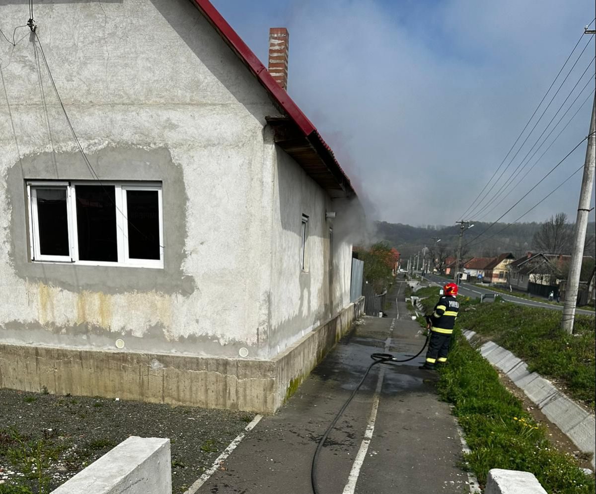 Incendiu la o casă particulară in localitatea Buhani - posibil o victimă (FOTO)
