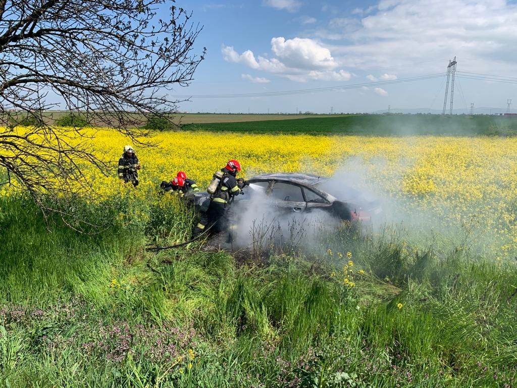 Accident urmat de incendiu, pe centura Aradului (FOTO) / UPDATE: Tânărul a fost rănit ușor