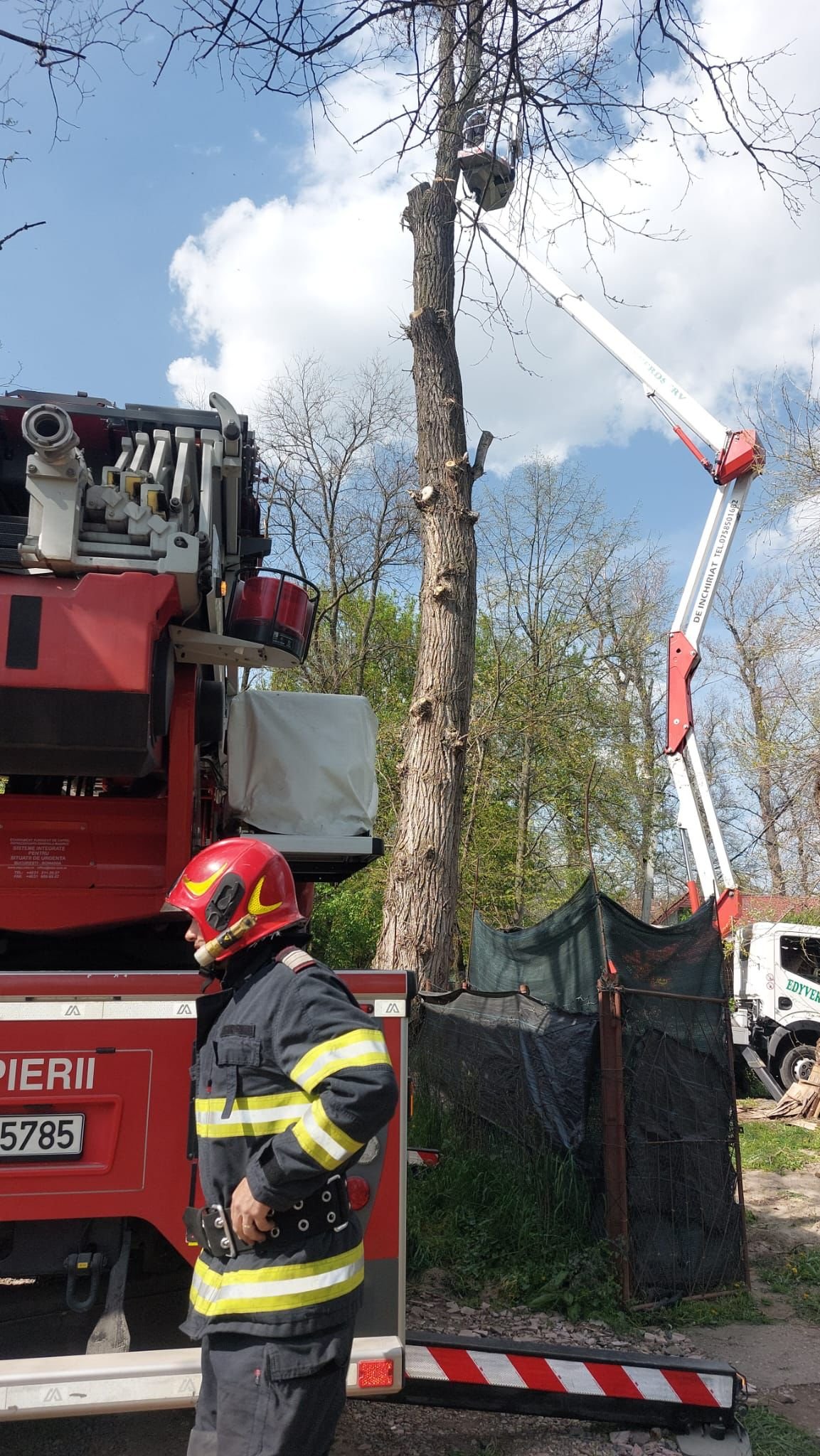  Salvarea unei persoane rămasă blocată în nacelă la o înălțime de aproximativ 20 metri în zona Trei Insule