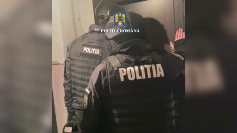 Penibil: mascaţii au intervenit pentru a opri o partidă de sex în postul de poliţie (VIDEO)