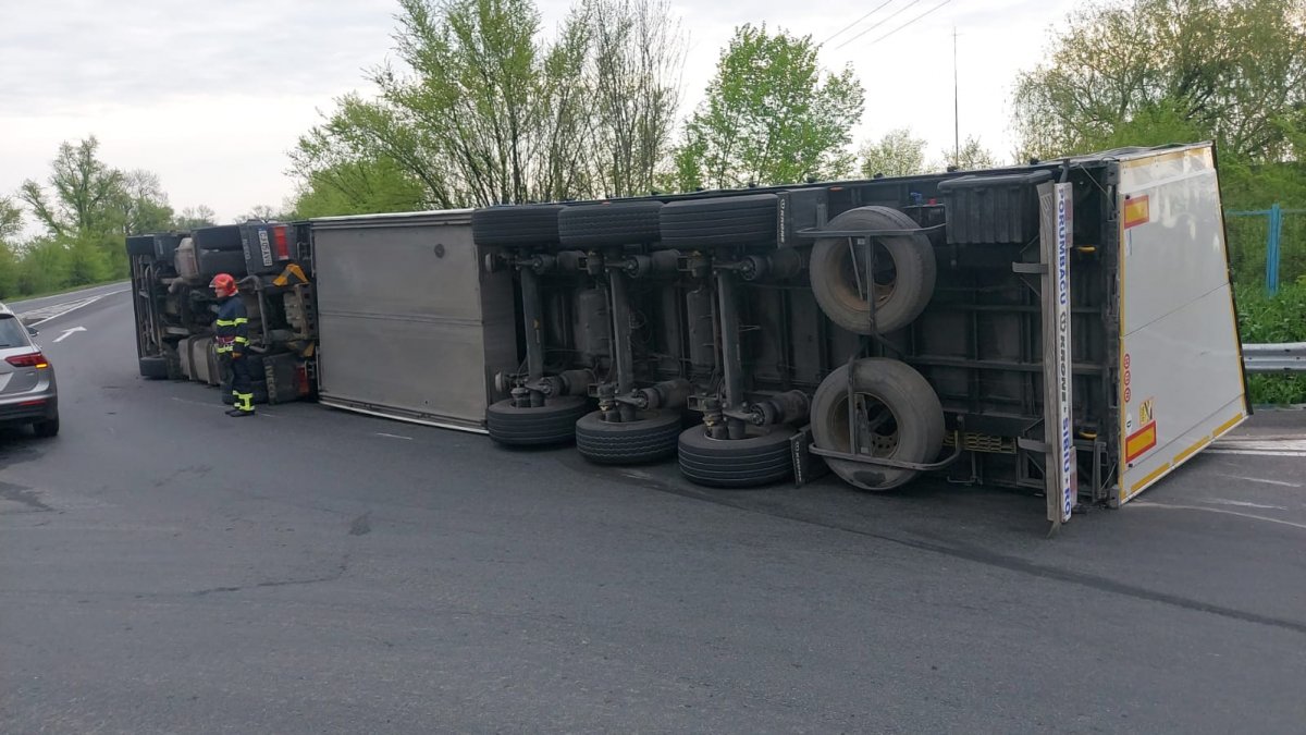  Un autocamion răsturnat în afara părții carosabile între localitățile Sântana și Curtici