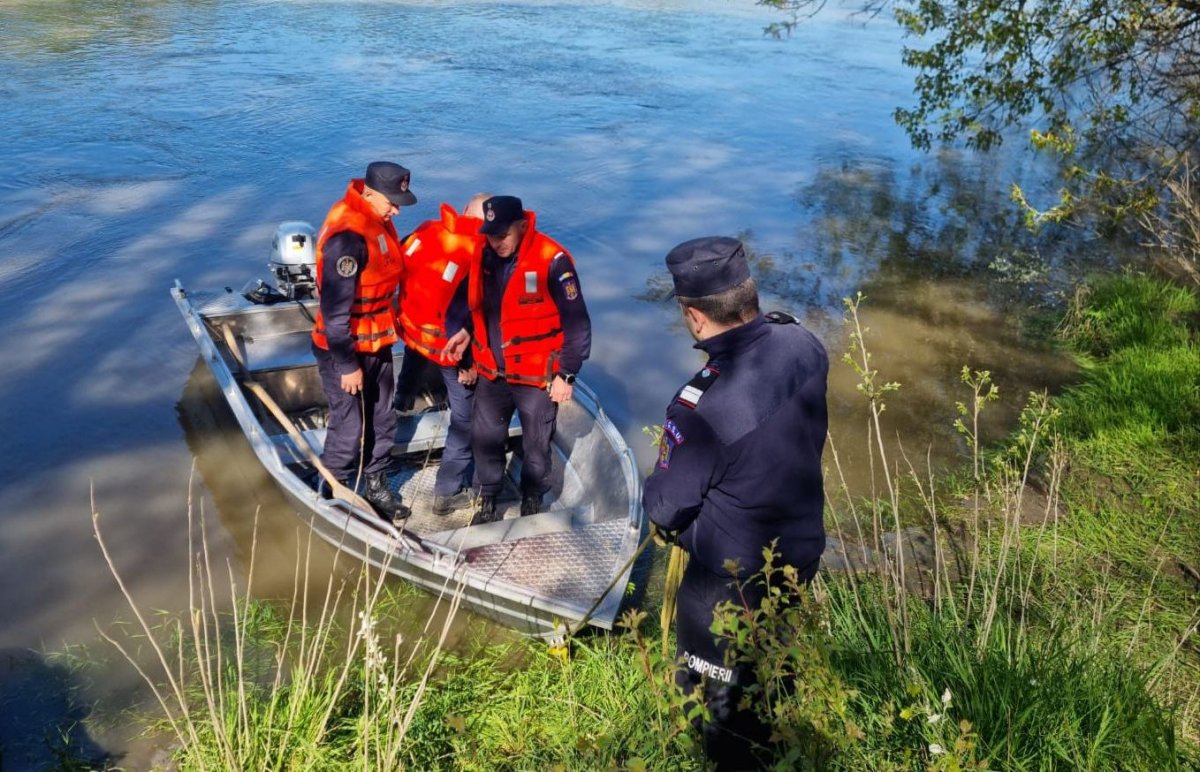  Misiune de căutare-salvare pe râul Mureș, în zona localității Periam Port, unde o barcă cu 10 persoane s-a răsturnat