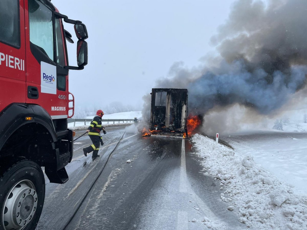  Incendiu, izbucnit la remorca unui autocamion între localitățile Brad și Vârfurile