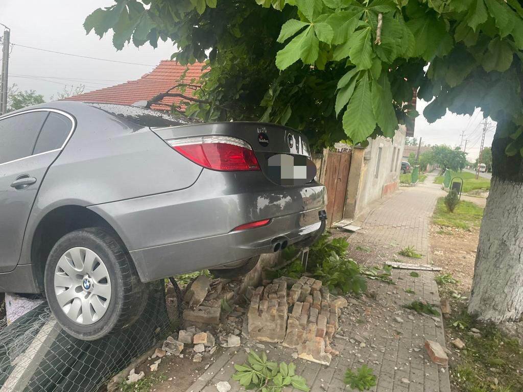 (FOTO) Beat, drogat și fără permis, a intrat cu mașina într-un gard