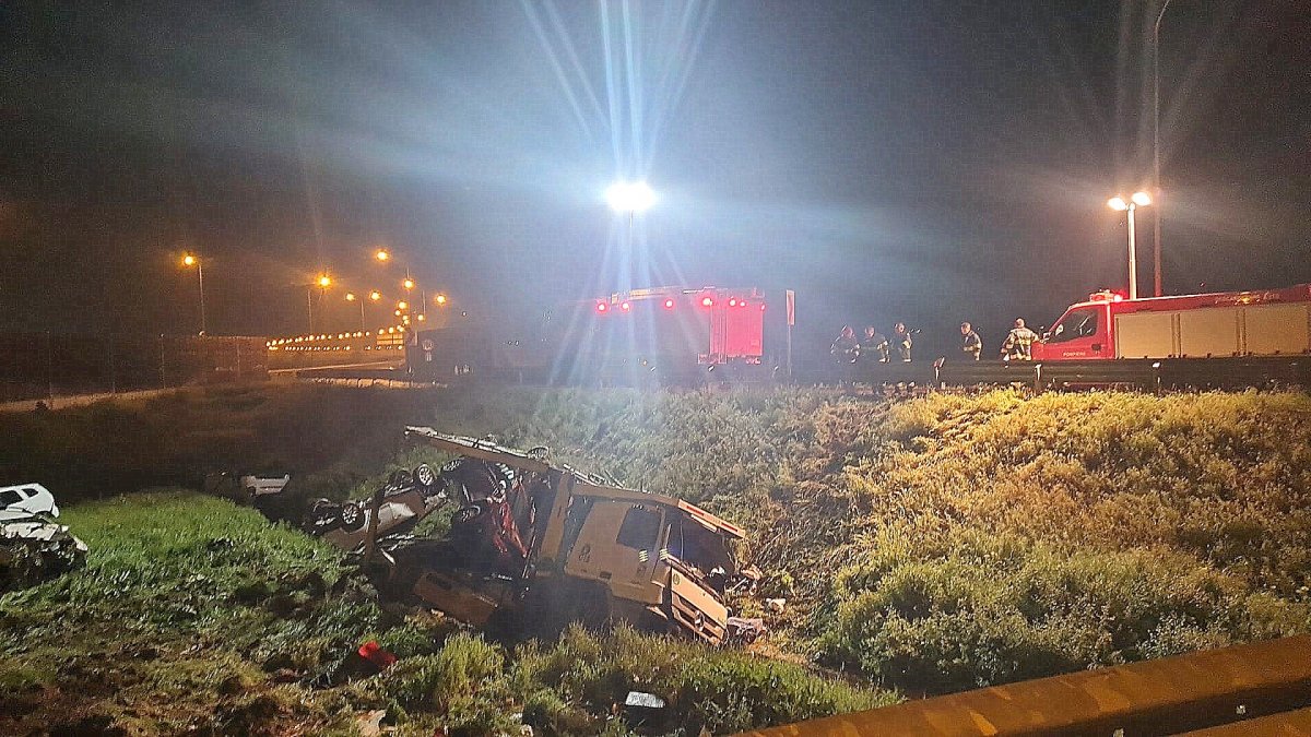 Un autotren ce transporta 8 autoturisme s-a răsturnat la ieșirea de pe autostradă spre Zădăreni. Șoferul a murit la spital