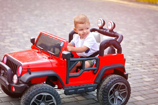 5 motive pentru a cumpăra o mașinuță electrică pentru copilul tău