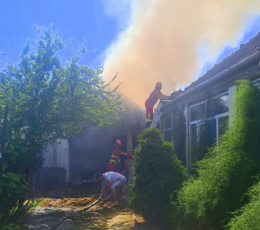 Incendiu izbucnit la un garaj în localitatea Vinga