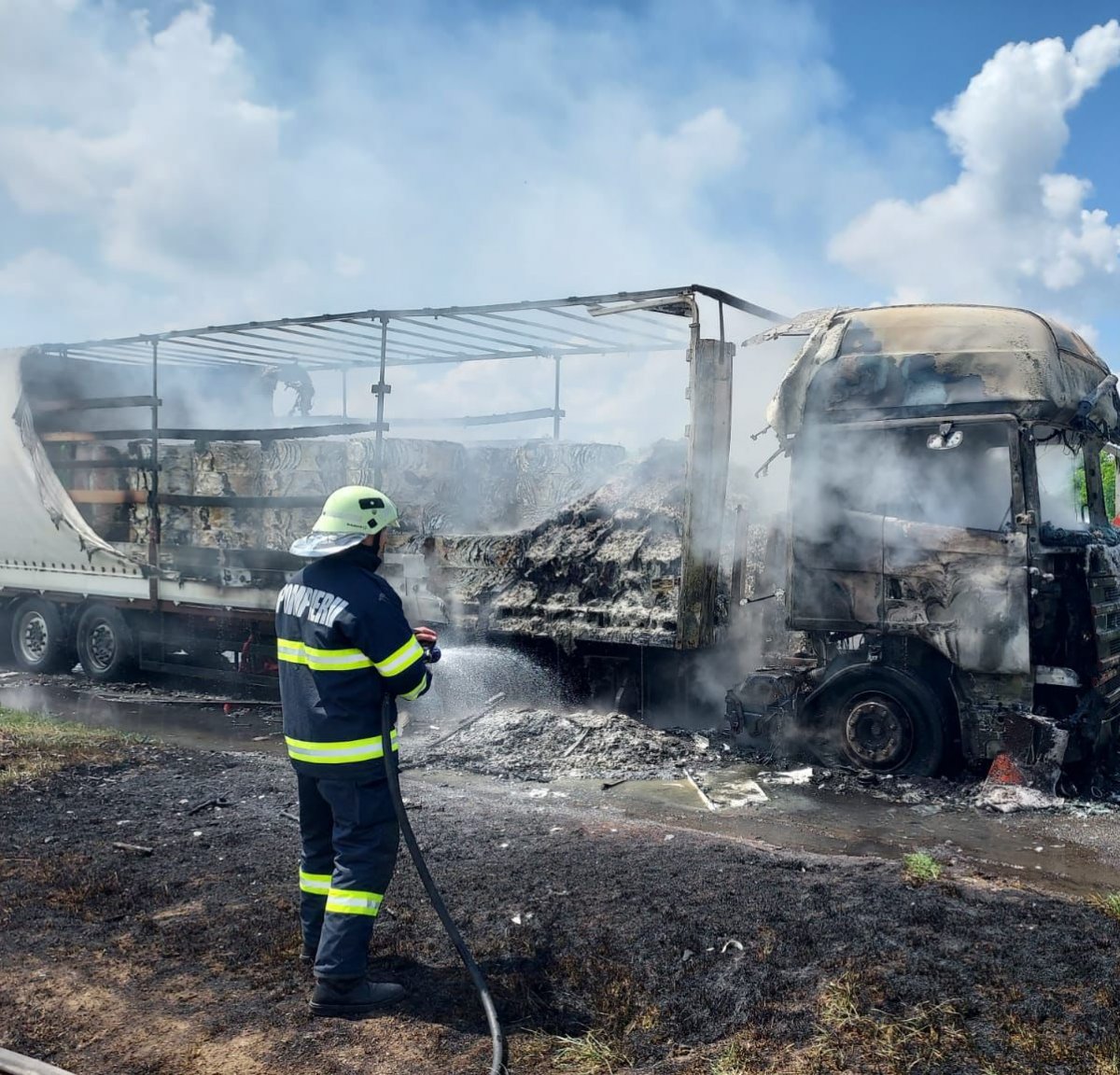 Incendiu autotren la ieșirea  din localitatea Șimand spre Arad pe DN 79