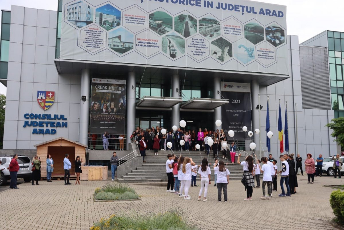 Zeci de torturi şi peste o mie de pachete pentru copiii instituţionalizaţi (FOTO)