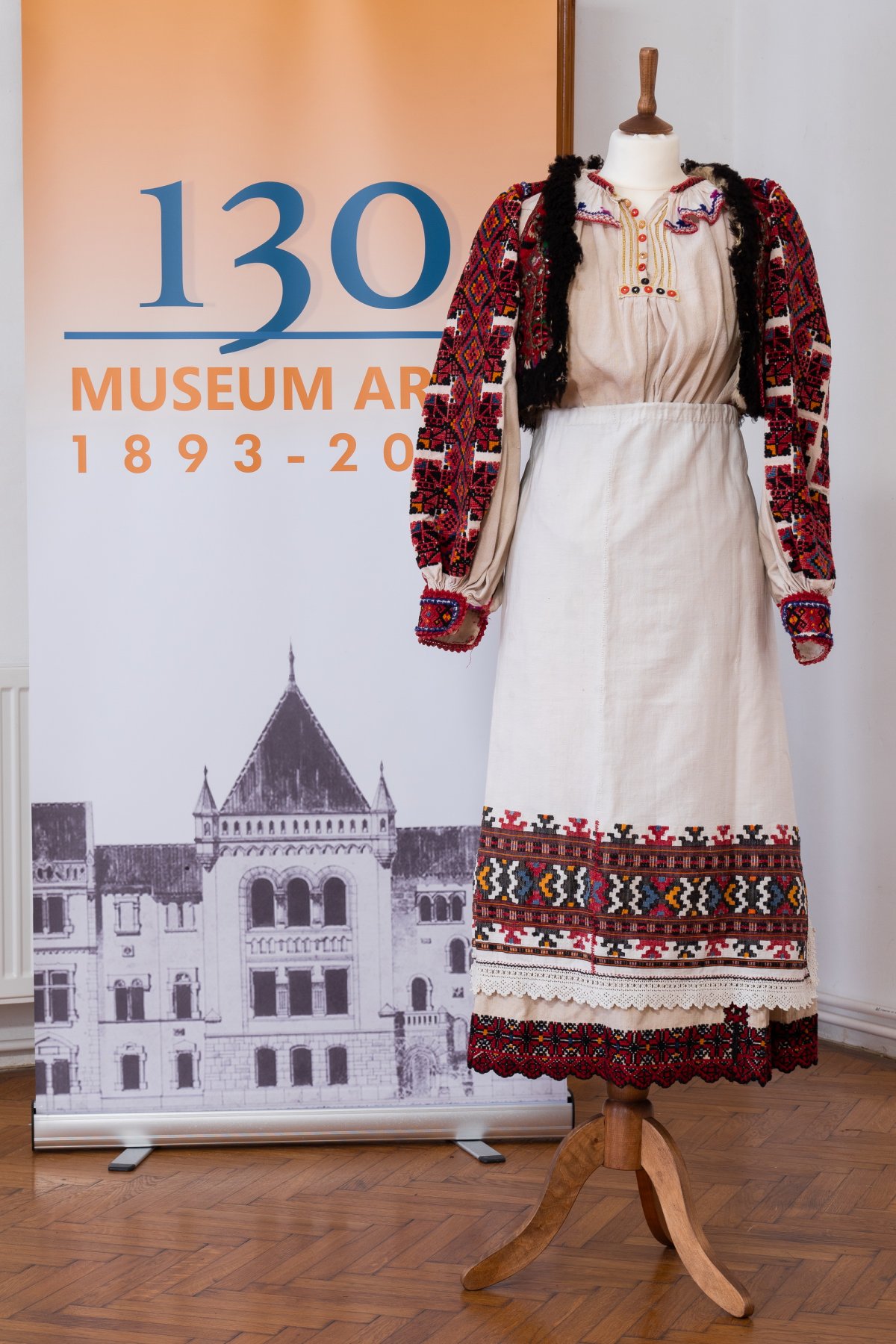 Complexul Muzeal Arad: costumul popular din Șicula este exponatul lunii iunie