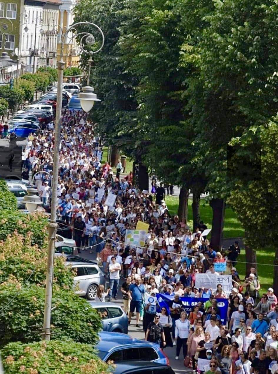 Marș al profesorilor prin centrul Aradului