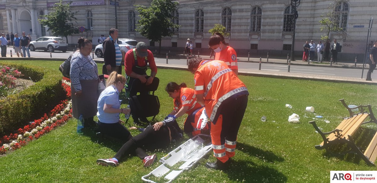 Accident în faţa Primăriei: un Alfa Romeo Giulietta transformat în armă, a lovit un Audi şi... o arădeancă care stătea pe bancă (FOTO) / UPDATE: Victima a suferit o fractură