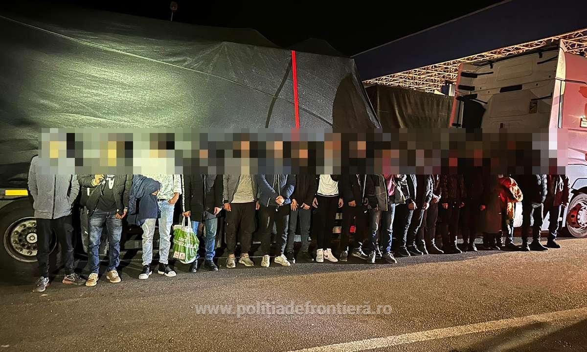 48 de migranți au fost descoperiți înghesuiți într-un TIR, la graniță