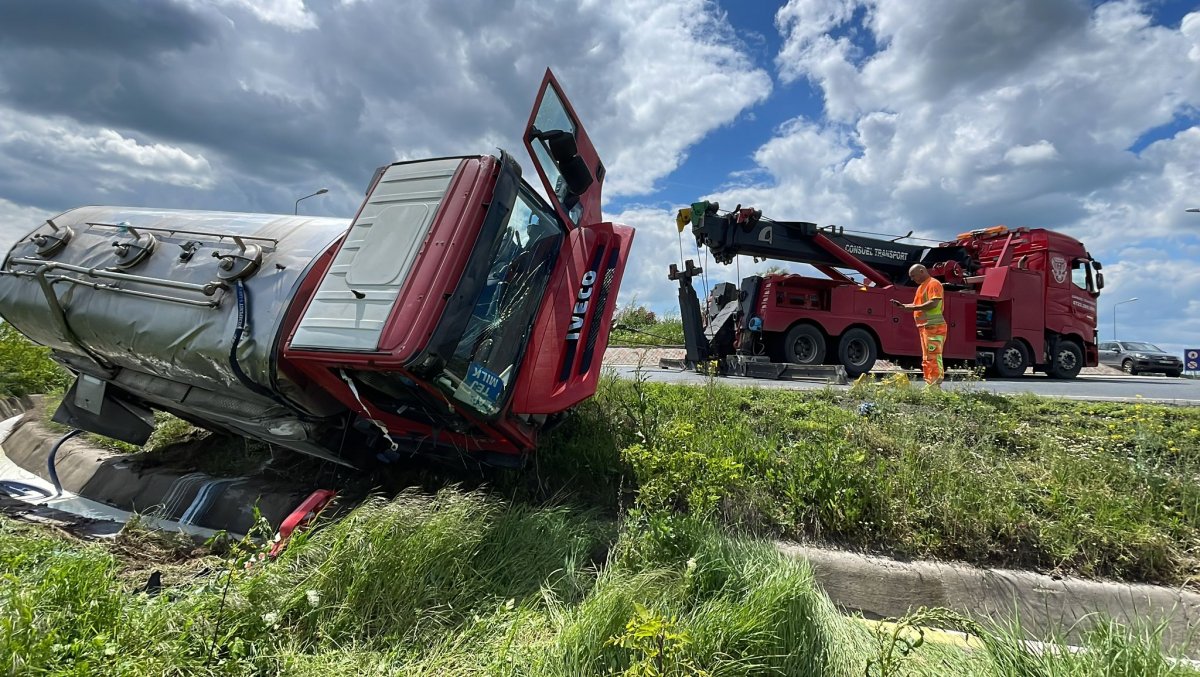 Cisternă cu 15.000 litri de lapte răsturnată în sensul giratoriu de la ieșirea din Aradul Nou