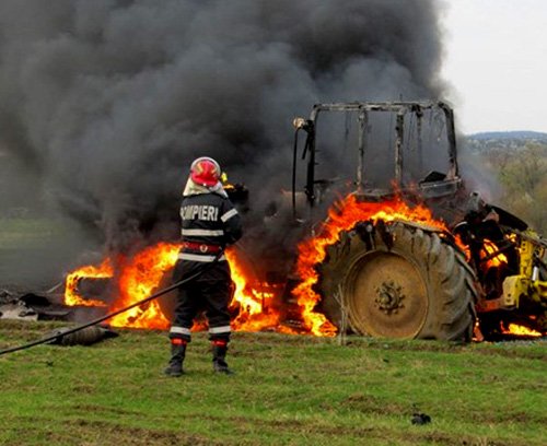 Tractor în flăcări la Zădăreni