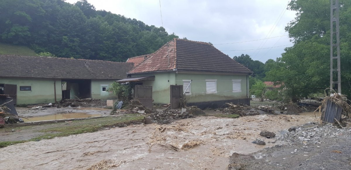 Bilanţul inundaţiilor de la Brazii: un mort, cinci locuinţe distruse, 50 afectate de ape şi un drum acoperit de ape (FOTO)