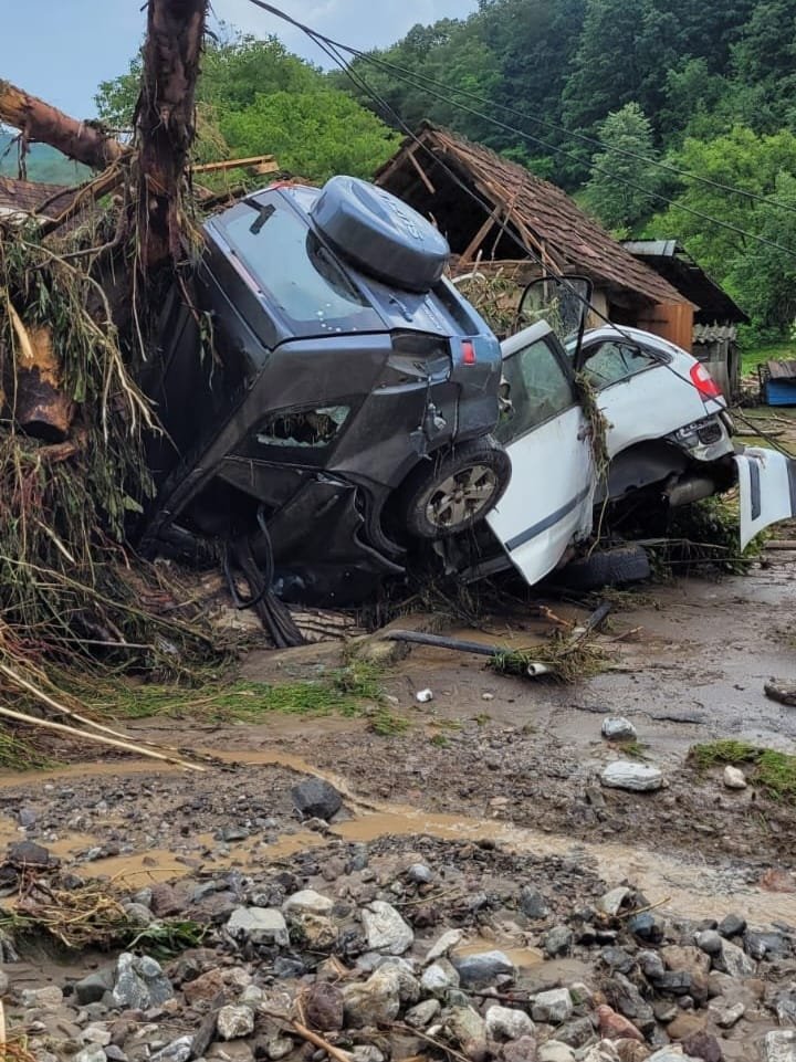 A doua zi după inundaţii, situaţia rămâne critică la Brazii; comuna va fi vizitată de ministrul Mediului, Mircea Fechet
