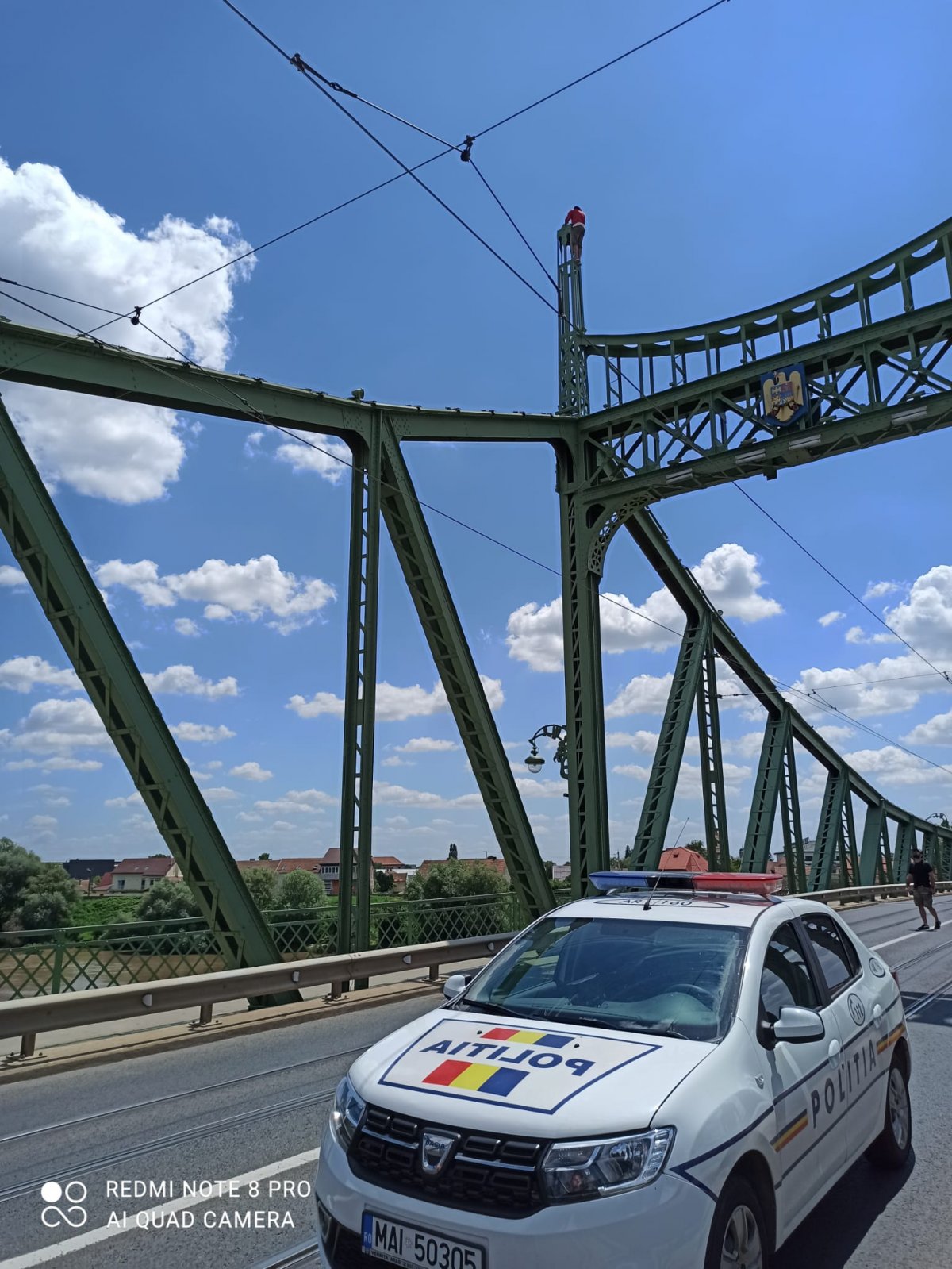 (FOTO) Un bărbat amenință că se aruncă de pe podul din Aradul Nou / UPDATE: Bărbatul a fost coborât de pe podul Aradul Nou