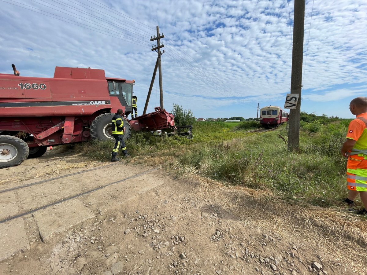 Accident feroviar - utilaj agricol acroșat de tren în localitatea Secusigiu