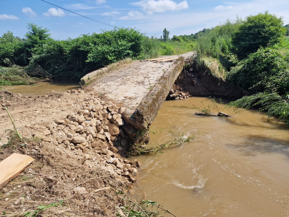 Minişelul a rămas izolat din cauza apelor care au distrus un podeţ (FOTO)