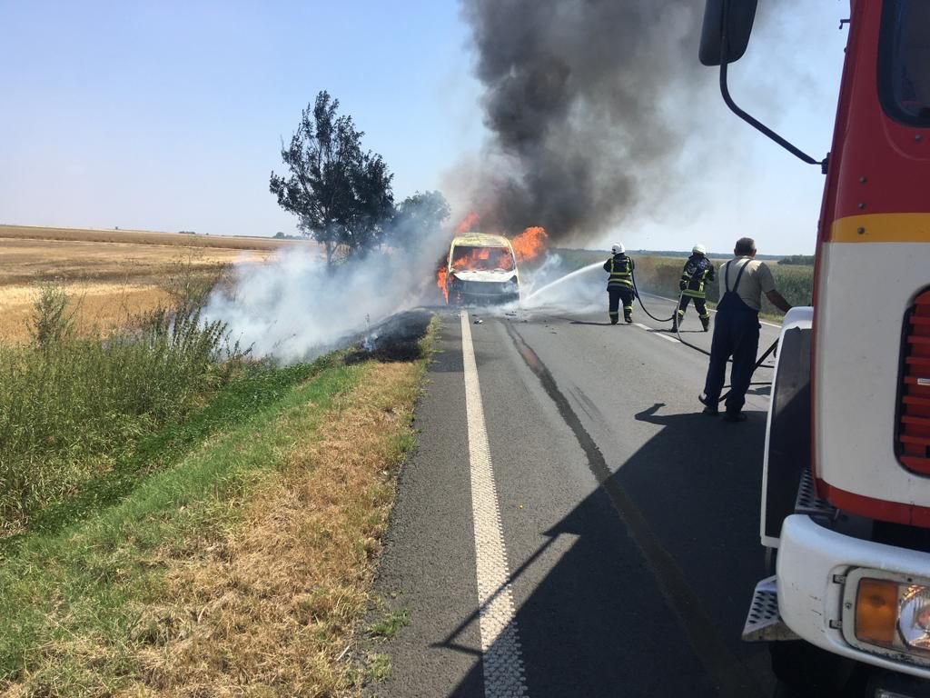 Incendiu izbucnit la un autovehicul (autoutilitară) pe DN 7, la ieșirea din orașul Pecica