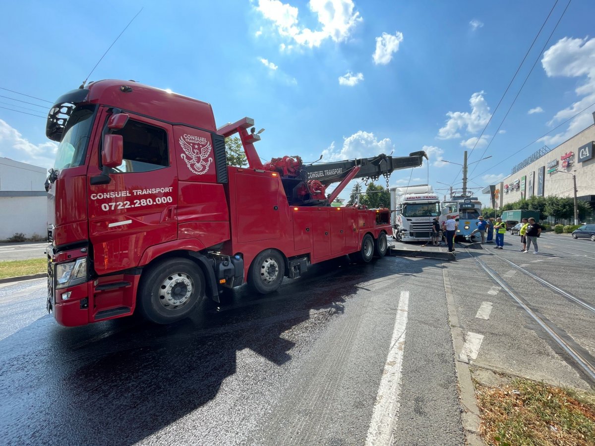 Accident cu Tramvai contra TIR pe Calea Aurel Vlaicu.
