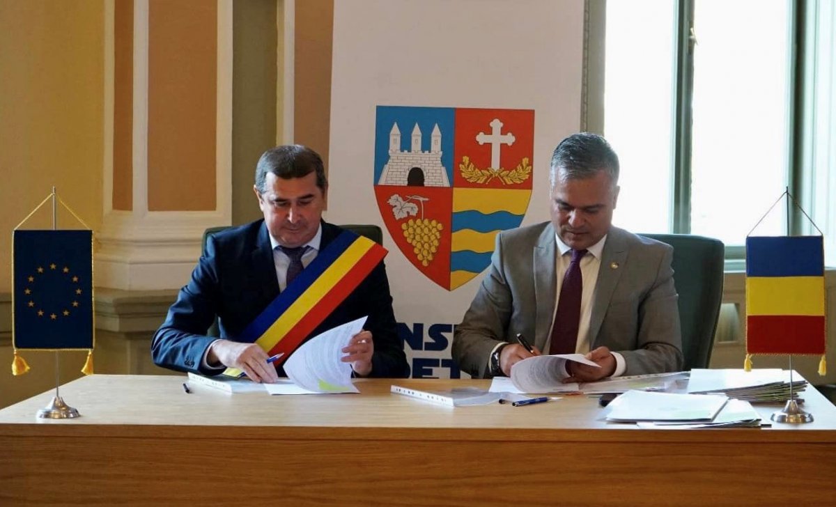 Primarul Nicolae Dolha a semnat contracte de finanțare pentru investiții în prezența ministrului Dezvoltării, Adrian Veștea