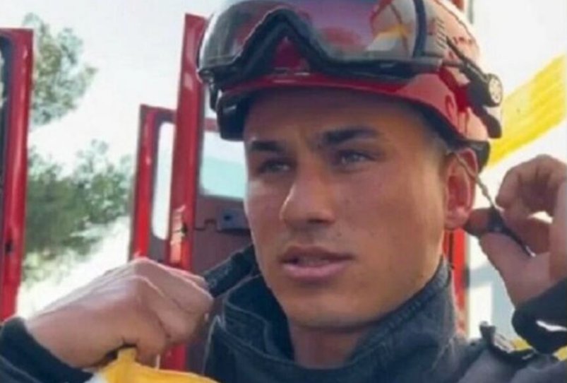 Un pompier român plecat să stingă incendiile din Rodos pune grecoaicele pe JAR: „Cred că ar trebui să vină să mă stingă”, „Am luat foc!”