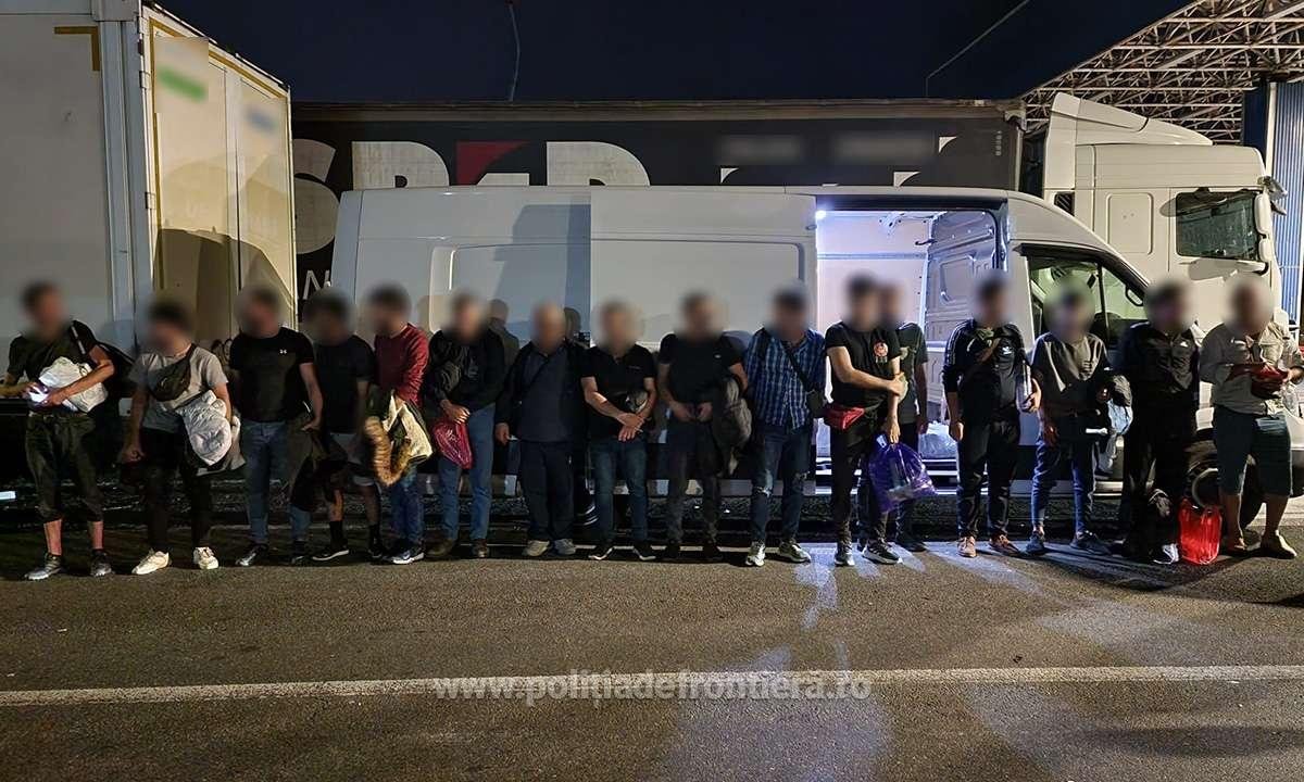 56 de migranți au fost descoperiți printre paleţi cu vin şi pervazuri