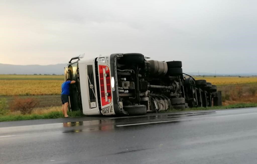 TIR răsturnat în zona Gurahonț, după ce șoferul a băut cam multe pahare