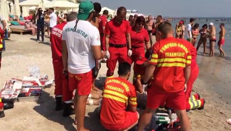 TREI morţi pe o plajă din Mamaia / UPDATE: Șapte persoane au fost luate de curenți și duse în larg