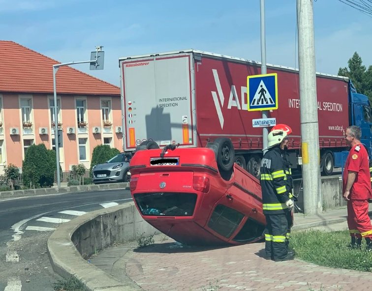 Mașină răsturnată cu roțile-n sus, la Chișineu-Criș / UPDATE: Șoferul refuză transportul la spital