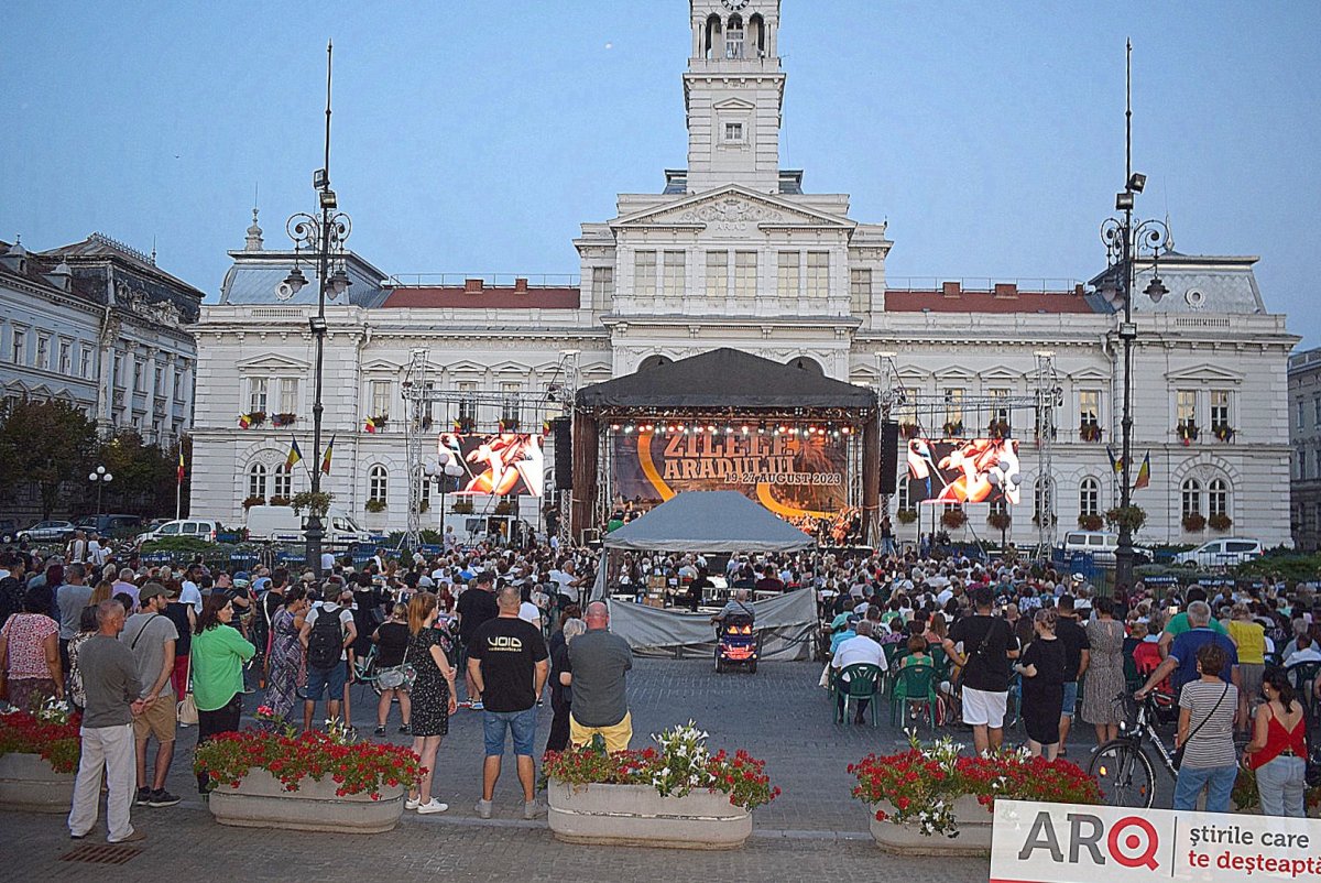 Mii de spectatori i-au aplaudat pe mezzosoprana Ruxandra Donose, tenorul Ramón Vargas și soprana Leontina Văduva în concertul care a încheiat International Salbek Opera Masterclass și Zilele Aradului