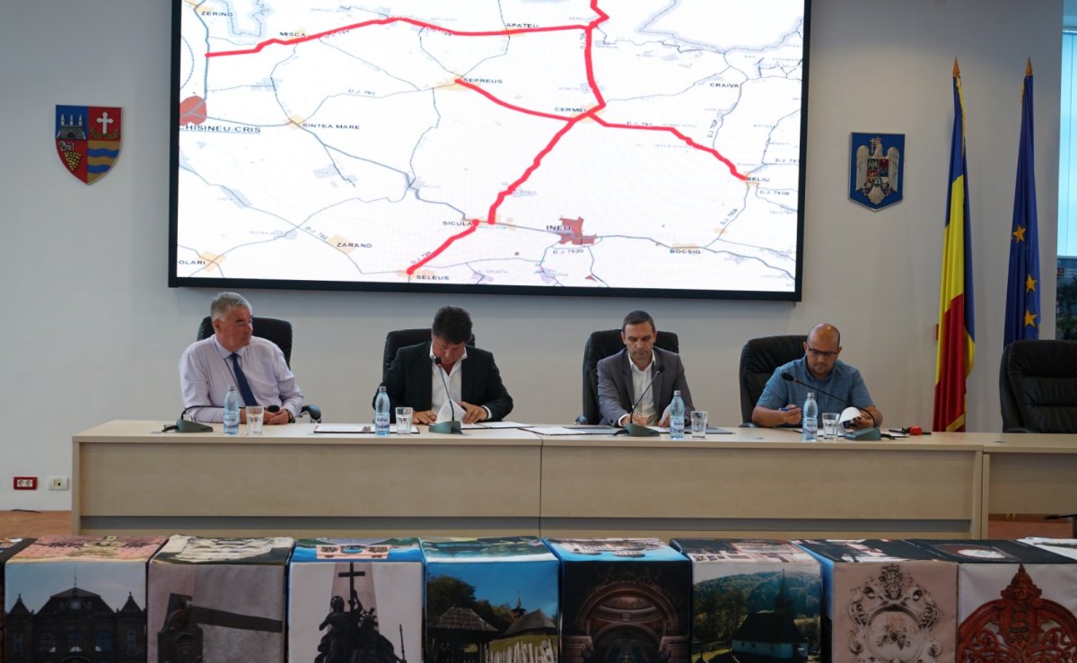 Astăzi a fost semnat contractul de modernizare a drumului județean Seleuș-Șicula