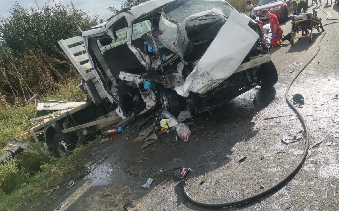 Trei morți într-un accident rutier în care au fost implicate o camionetă și un autoturism, între Arad și localitatea Horia (Foto)