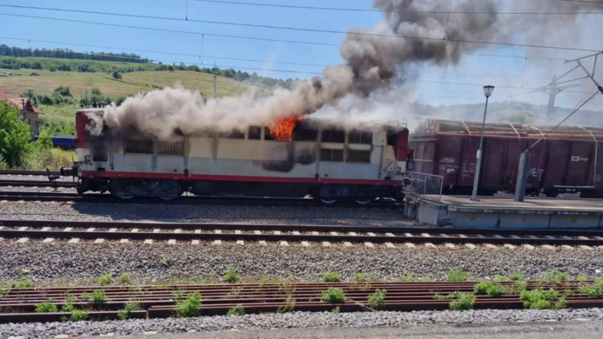 Incendiu la trenul Regio Arad - Oradea! 20 de călători și personalul feroviar, EVACUAȚI