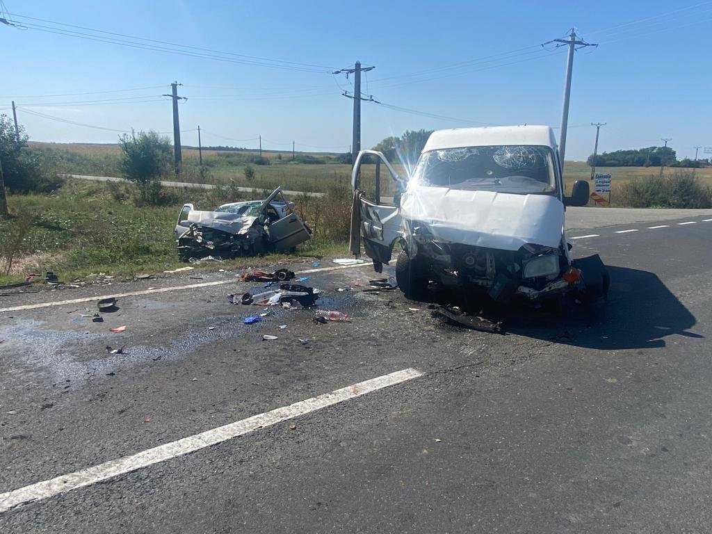 Accident rutier în care au fost implicate o autoutilitară și un autoturism, pe DN7, la Hanul de la Răscruce