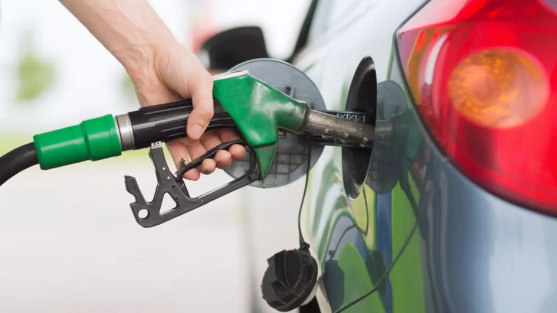 Scumpirea carburanților îi lovește în plin pe români. Estimările pentru toamnă sunt de COȘMAR