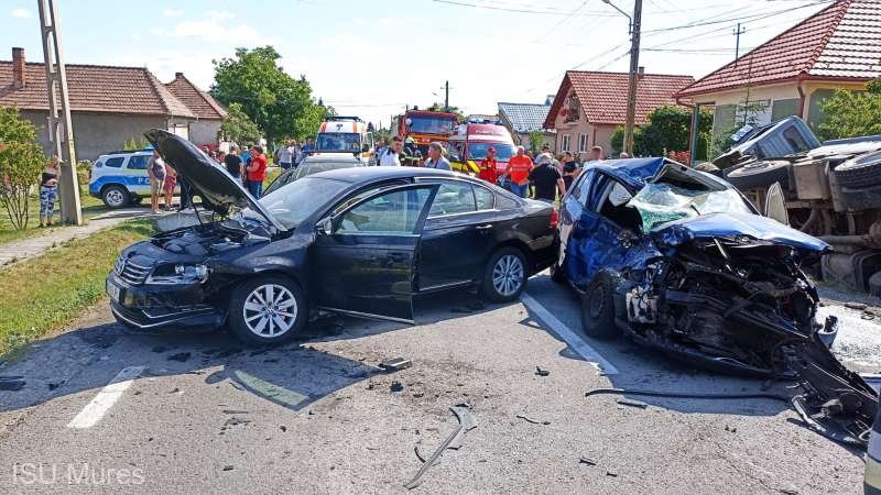 Accident rutier în care au fost implicate două autoturisme la intrarea în localitatea Conop